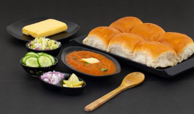 Pav Bhaji bir Hint Geleneksel Popüler Sokak Fast Food 'udur. Kalın ve baharatlı baharatlı köri yanında yumuşak ekmek rulosu ve tereyağlı çörek.