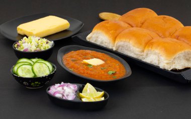 Pav Bhaji bir Hint Geleneksel Popüler Sokak Fast Food 'udur. Kalın ve baharatlı baharatlı köri yanında yumuşak ekmek rulosu ve tereyağlı çörek.