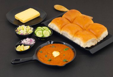 Pav Bhaji bir Hint Geleneksel Popüler Sokak Fast Food 'udur. Kalın ve baharatlı baharatlı köri yanında yumuşak ekmek rulosu ve tereyağlı çörek.