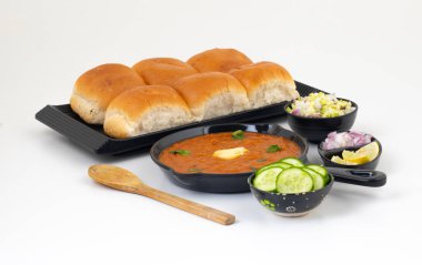 Pav Bhaji bir Hint Geleneksel Popüler Sokak Fast Food 'udur. Kalın ve baharatlı baharatlı köri yanında yumuşak ekmek rulosu ve tereyağlı çörek.