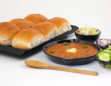 Pav Bhaji bir Hint Geleneksel Popüler Sokak Fast Food 'udur. Kalın ve baharatlı baharatlı köri yanında yumuşak ekmek rulosu ve tereyağlı çörek.