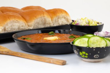 Pav Bhaji bir Hint Geleneksel Popüler Sokak Fast Food 'udur. Kalın ve baharatlı baharatlı köri yanında yumuşak ekmek rulosu ve tereyağlı çörek.