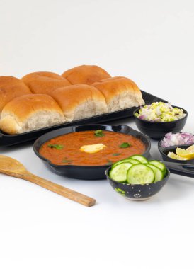 Pav Bhaji bir Hint Geleneksel Popüler Sokak Fast Food 'udur. Kalın ve baharatlı baharatlı köri yanında yumuşak ekmek rulosu ve tereyağlı çörek.