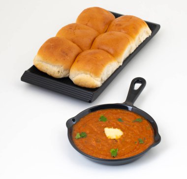 Pav Bhaji bir Hint Geleneksel Popüler Sokak Fast Food 'udur. Kalın ve baharatlı baharatlı köri yanında yumuşak ekmek rulosu ve tereyağlı çörek.