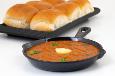 Pav Bhaji bir Hint Geleneksel Popüler Sokak Fast Food 'udur. Kalın ve baharatlı baharatlı köri yanında yumuşak ekmek rulosu ve tereyağlı çörek.