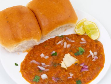 Pav Bhaji bir Hint Geleneksel Popüler Sokak Fast Food 'udur. Kalın ve baharatlı baharatlı köri yanında yumuşak ekmek rulosu ve tereyağlı çörek.