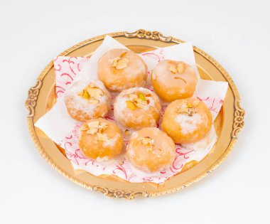 Thor 'un Beyaz Arkaplanda İzole Ettiği Geleneksel Hint Tatlı Yemekleri