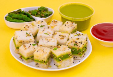 Sandviç Dhokla ya da Sandviç Khaman, Gujarat kökenli bir Hint popüler aperatifi. Yeşil Chutney ve Domates sosuyla servis edilir.