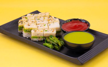 Sandviç Dhokla ya da Sandviç Khaman, Gujarat kökenli bir Hint popüler aperatifi. Yeşil Chutney ve Domates sosuyla servis edilir.