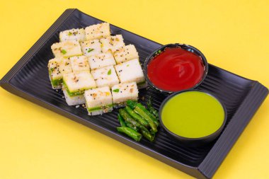 Sandviç Dhokla ya da Sandviç Khaman, Gujarat kökenli bir Hint popüler aperatifi. Yeşil Chutney ve Domates sosuyla servis edilir.