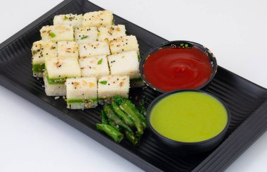 Sandviç Dhokla ya da Sandviç Khaman, Gujarat kökenli bir Hint popüler aperatifi. Yeşil Chutney ve Domates sosuyla servis edilir.