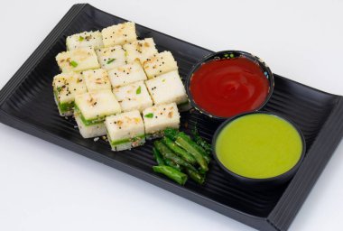 Sandviç Dhokla ya da Sandviç Khaman, Gujarat kökenli bir Hint popüler aperatifi. Yeşil Chutney ve Domates sosuyla servis edilir.