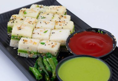 Sandviç Dhokla ya da Sandviç Khaman, Gujarat kökenli bir Hint popüler aperatifi. Yeşil Chutney ve Domates sosuyla servis edilir.