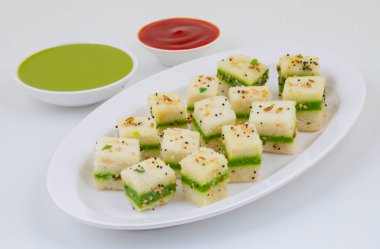 Sandviç Dhokla ya da Sandviç Khaman, Gujarat kökenli bir Hint popüler aperatifi. Yeşil Chutney ve Domates sosuyla servis edilir.