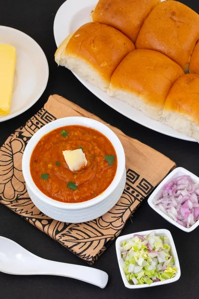 Pav Bhaji bir Hint Geleneksel Popüler Sokak Fast Food 'udur. Kalın ve baharatlı baharatlı köri yanında yumuşak ekmek rulosu ve tereyağlı çörek.