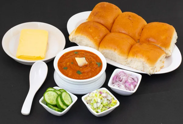 Pav Bhaji bir Hint Geleneksel Popüler Sokak Fast Food 'udur. Kalın ve baharatlı baharatlı köri yanında yumuşak ekmek rulosu ve tereyağlı çörek.