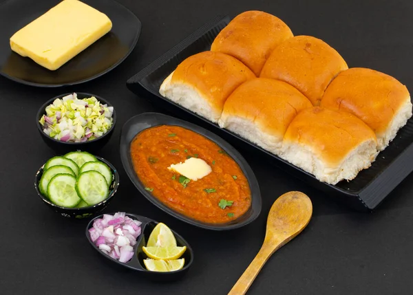 Pav Bhaji bir Hint Geleneksel Popüler Sokak Fast Food 'udur. Kalın ve baharatlı baharatlı köri yanında yumuşak ekmek rulosu ve tereyağlı çörek.