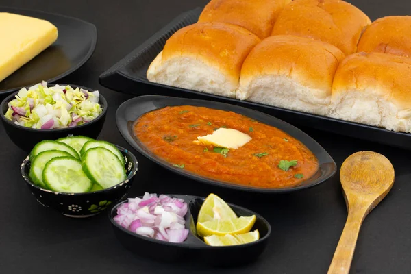Pav Bhaji bir Hint Geleneksel Popüler Sokak Fast Food 'udur. Kalın ve baharatlı baharatlı köri yanında yumuşak ekmek rulosu ve tereyağlı çörek.