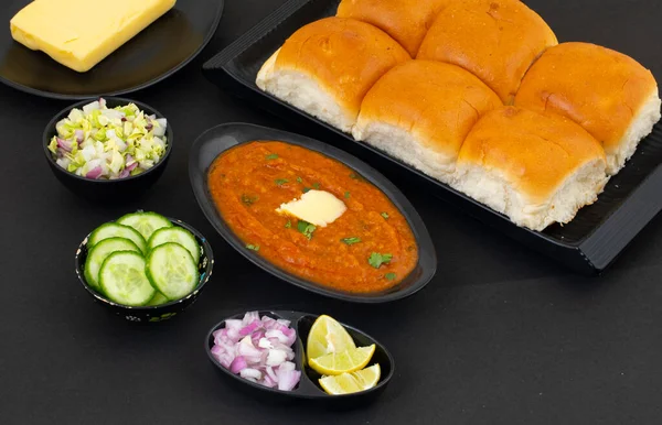 Pav Bhaji bir Hint Geleneksel Popüler Sokak Fast Food 'udur. Kalın ve baharatlı baharatlı köri yanında yumuşak ekmek rulosu ve tereyağlı çörek.
