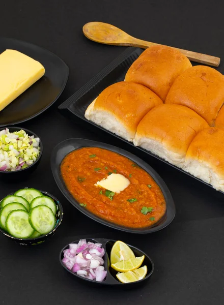 Pav Bhaji bir Hint Geleneksel Popüler Sokak Fast Food 'udur. Kalın ve baharatlı baharatlı köri yanında yumuşak ekmek rulosu ve tereyağlı çörek.