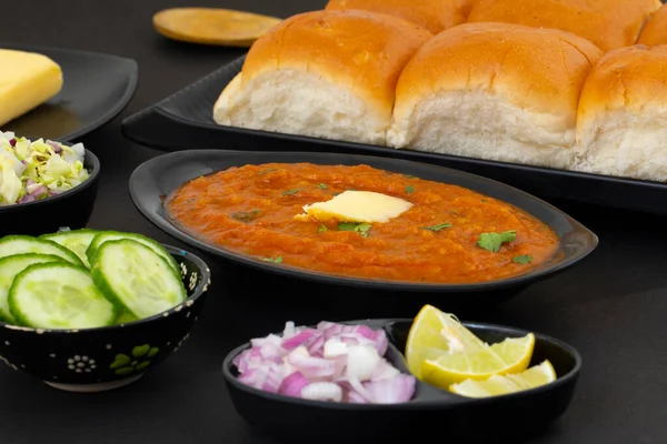 Pav Bhaji bir Hint Geleneksel Popüler Sokak Fast Food 'udur. Kalın ve baharatlı baharatlı köri yanında yumuşak ekmek rulosu ve tereyağlı çörek.