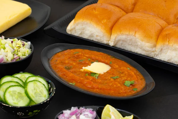 Pav Bhaji bir Hint Geleneksel Popüler Sokak Fast Food 'udur. Kalın ve baharatlı baharatlı köri yanında yumuşak ekmek rulosu ve tereyağlı çörek.