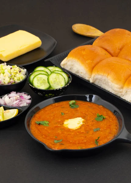 Pav Bhaji bir Hint Geleneksel Popüler Sokak Fast Food 'udur. Kalın ve baharatlı baharatlı köri yanında yumuşak ekmek rulosu ve tereyağlı çörek.