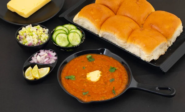 Pav Bhaji bir Hint Geleneksel Popüler Sokak Fast Food 'udur. Kalın ve baharatlı baharatlı köri yanında yumuşak ekmek rulosu ve tereyağlı çörek.