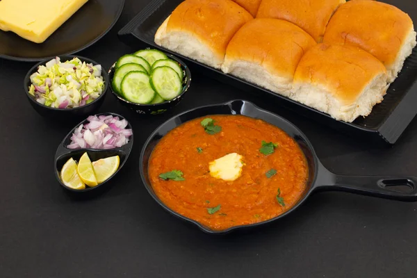 Pav Bhaji bir Hint Geleneksel Popüler Sokak Fast Food 'udur. Kalın ve baharatlı baharatlı köri yanında yumuşak ekmek rulosu ve tereyağlı çörek.
