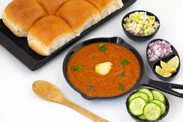 Pav Bhaji bir Hint Geleneksel Popüler Sokak Fast Food 'udur. Kalın ve baharatlı baharatlı köri yanında yumuşak ekmek rulosu ve tereyağlı çörek.