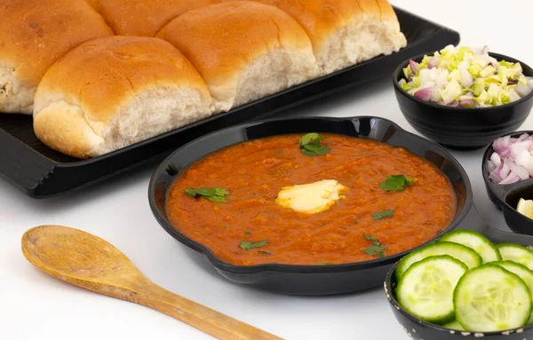 Pav Bhaji bir Hint Geleneksel Popüler Sokak Fast Food 'udur. Kalın ve baharatlı baharatlı köri yanında yumuşak ekmek rulosu ve tereyağlı çörek.