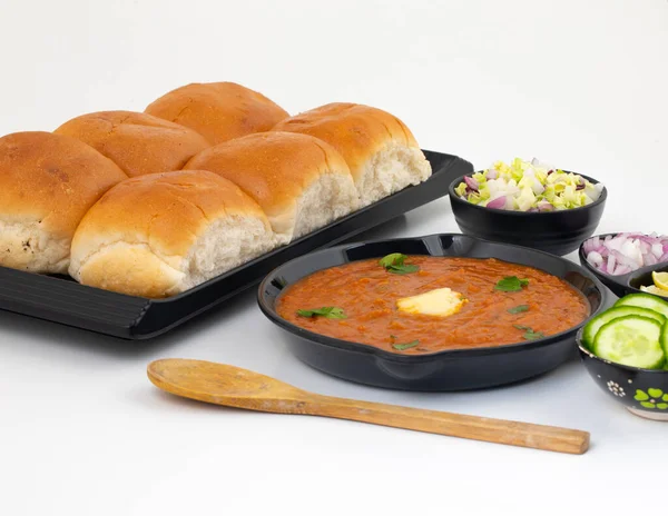 Pav Bhaji bir Hint Geleneksel Popüler Sokak Fast Food 'udur. Kalın ve baharatlı baharatlı köri yanında yumuşak ekmek rulosu ve tereyağlı çörek.