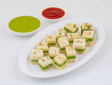 Sandviç Dhokla ya da Sandviç Khaman, Gujarat kökenli bir Hint popüler aperatifi. Yeşil Chutney ve Domates sosuyla servis edilir.