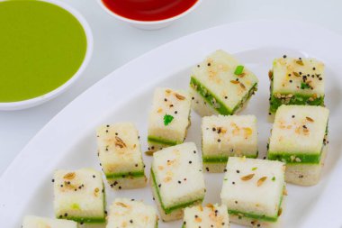 Sandviç Dhokla ya da Sandviç Khaman, Gujarat kökenli bir Hint popüler aperatifi. Yeşil Chutney ve Domates sosuyla servis edilir.
