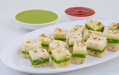 Sandviç Dhokla ya da Sandviç Khaman, Gujarat kökenli bir Hint popüler aperatifi. Yeşil Chutney ve Domates sosuyla servis edilir.