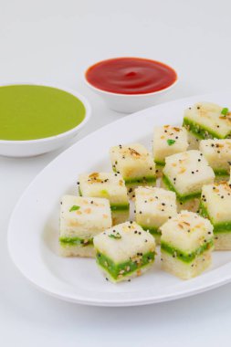 Sandviç Dhokla ya da Sandviç Khaman, Gujarat kökenli bir Hint popüler aperatifi. Yeşil Chutney ve Domates sosuyla servis edilir.