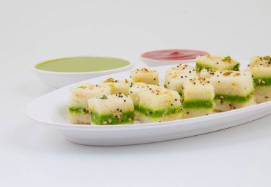 Sandviç Dhokla ya da Sandviç Khaman, Gujarat kökenli bir Hint popüler aperatifi. Yeşil Chutney ve Domates sosuyla servis edilir.