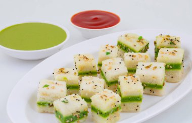 Sandviç Dhokla ya da Sandviç Khaman, Gujarat kökenli bir Hint popüler aperatifi. Yeşil Chutney ve Domates sosuyla servis edilir.