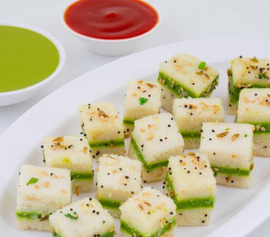 Sandviç Dhokla ya da Sandviç Khaman, Gujarat kökenli bir Hint popüler aperatifi. Yeşil Chutney ve Domates sosuyla servis edilir.
