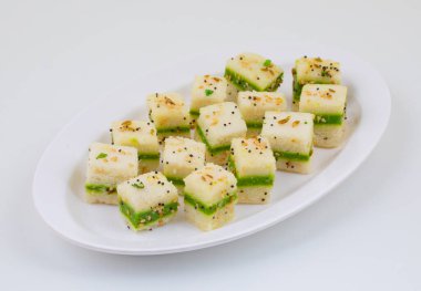 Sandviç Dhokla ya da Sandviç Khaman, Gujarat kökenli bir Hint popüler aperatifi. Yeşil Chutney ve Domates sosuyla servis edilir.