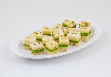 Sandviç Dhokla ya da Sandviç Khaman, Gujarat kökenli bir Hint popüler aperatifi. Yeşil Chutney ve Domates sosuyla servis edilir.