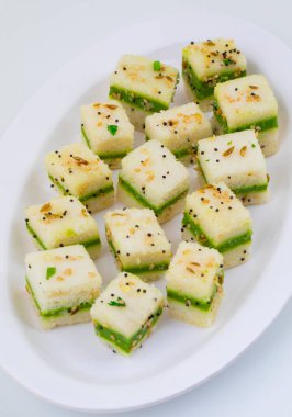 Sandviç Dhokla ya da Sandviç Khaman, Gujarat kökenli bir Hint popüler aperatifi. Yeşil Chutney ve Domates sosuyla servis edilir.