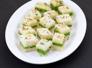 Sandviç Dhokla ya da Sandviç Khaman, Gujarat kökenli bir Hint popüler aperatifi. Yeşil Chutney ve Domates sosuyla servis edilir.