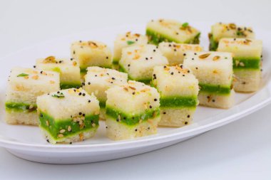 Sandviç Dhokla ya da Sandviç Khaman, Gujarat kökenli bir Hint popüler aperatifi. Yeşil Chutney ve Domates sosuyla servis edilir.