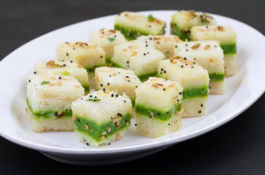 Sandviç Dhokla ya da Sandviç Khaman, Gujarat kökenli bir Hint popüler aperatifi. Yeşil Chutney ve Domates sosuyla servis edilir.