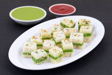 Sandviç Dhokla ya da Sandviç Khaman, Gujarat kökenli bir Hint popüler aperatifi. Yeşil Chutney ve Domates sosuyla servis edilir.