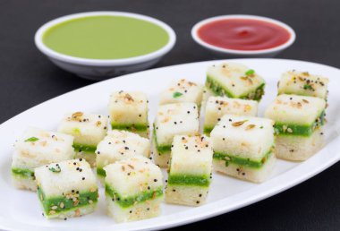 Sandviç Dhokla ya da Sandviç Khaman, Gujarat kökenli bir Hint popüler aperatifi. Yeşil Chutney ve Domates sosuyla servis edilir.