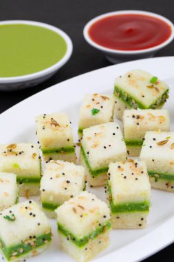 Sandviç Dhokla ya da Sandviç Khaman, Gujarat kökenli bir Hint popüler aperatifi. Yeşil Chutney ve Domates sosuyla servis edilir.