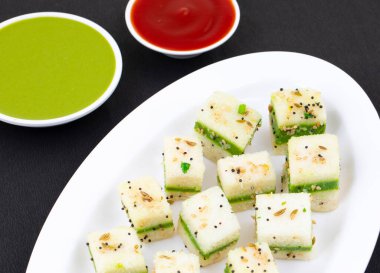 Sandviç Dhokla ya da Sandviç Khaman, Gujarat kökenli bir Hint popüler aperatifi. Yeşil Chutney ve Domates sosuyla servis edilir.