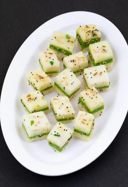Sandviç Dhokla ya da Sandviç Khaman, Gujarat kökenli bir Hint popüler aperatifi. Yeşil Chutney ve Domates sosuyla servis edilir.